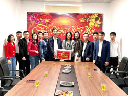 ĐOÀN LÃNH ĐẠO SỞ NỘI VỤ TẶNG QUÀ TRUNG TÂM NHÂN DỊP TẾT BÍNH NGỌ NĂM 2026