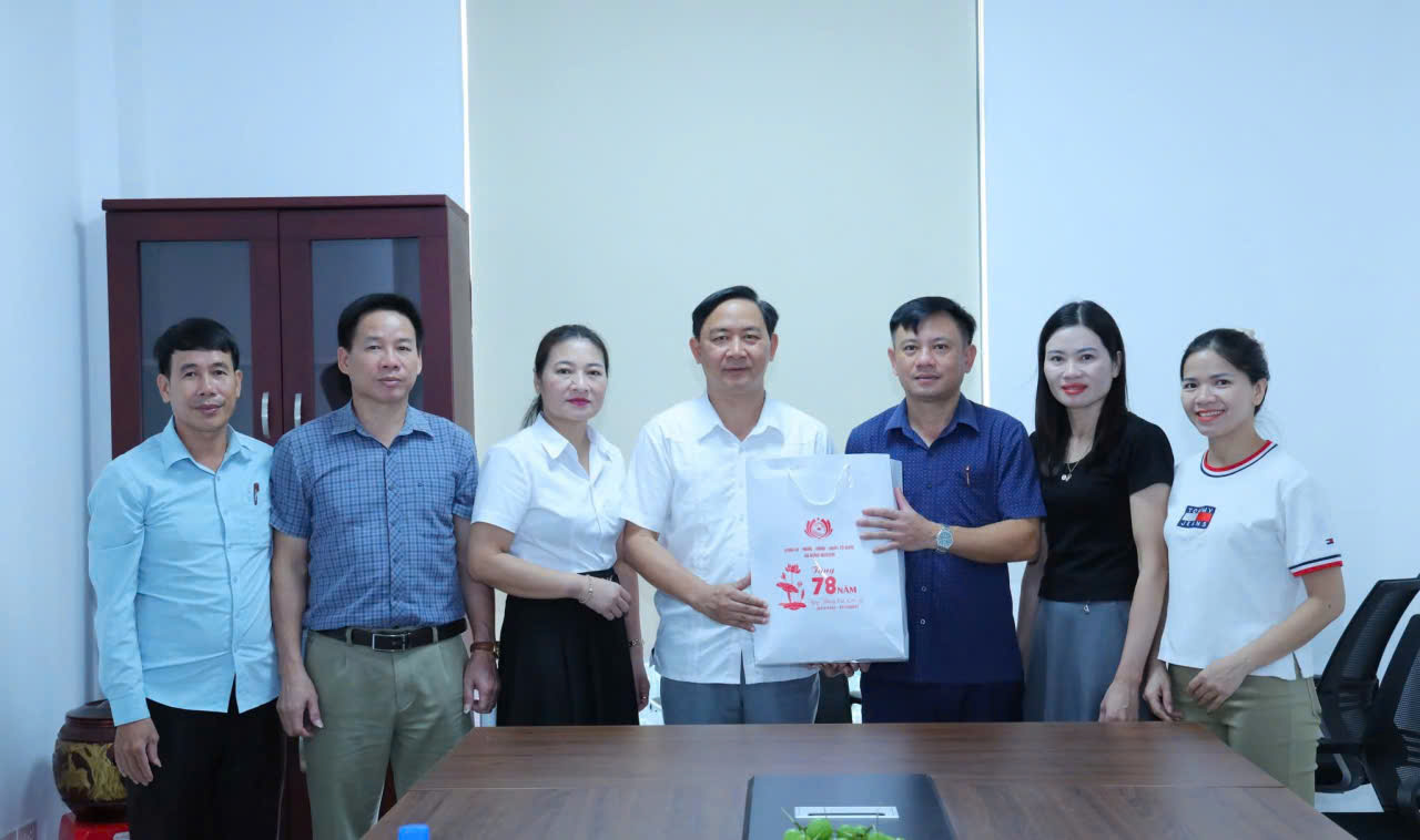 ĐOÀN XÃ HƯNG NGUYÊN TẶNG QUÀ TRI ÂN