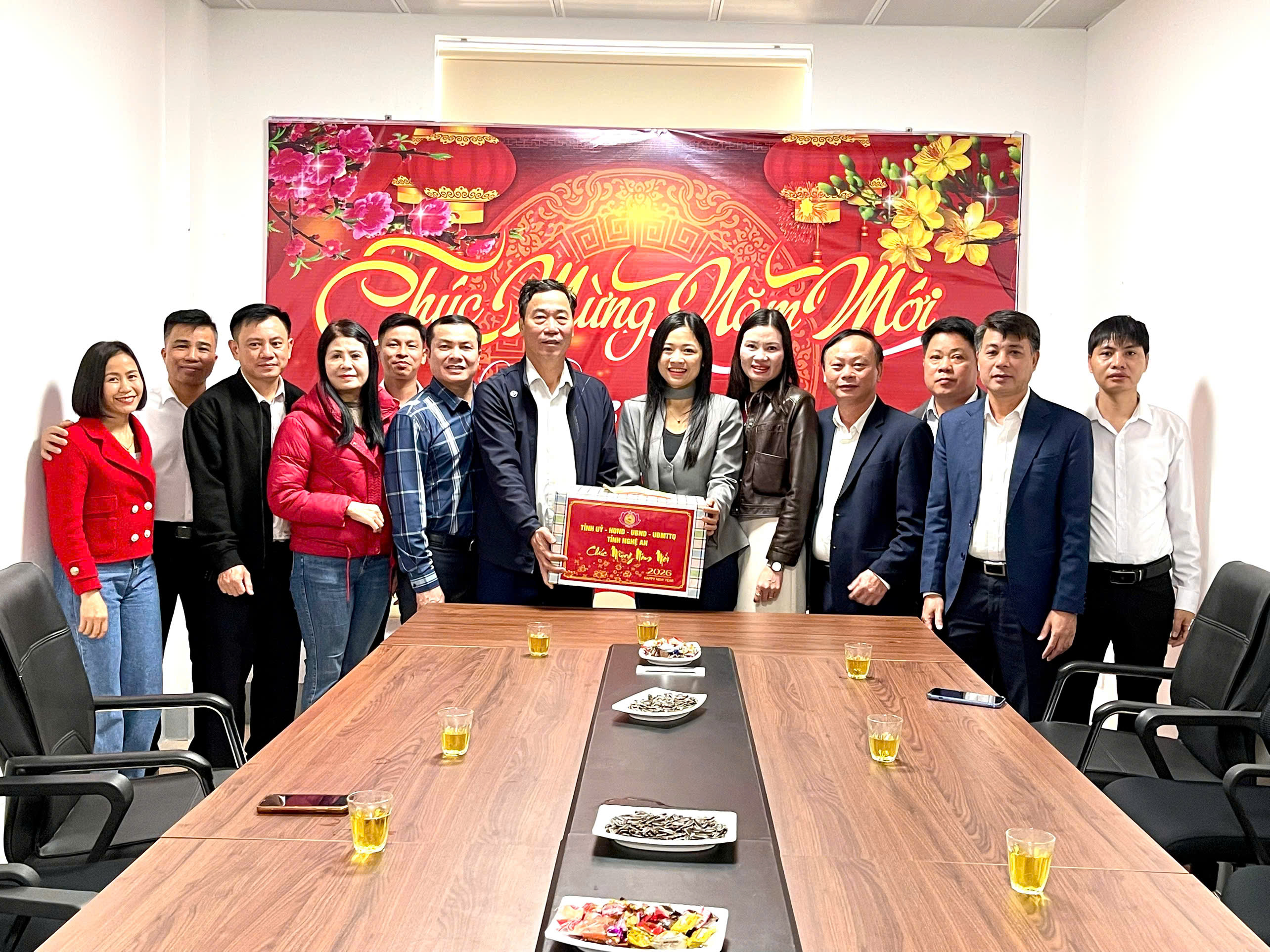 ĐOÀN LÃNH ĐẠO SỞ NỘI VỤ TẶNG QUÀ TRUNG TÂM NHÂN DỊP TẾT BÍNH NGỌ NĂM 2026