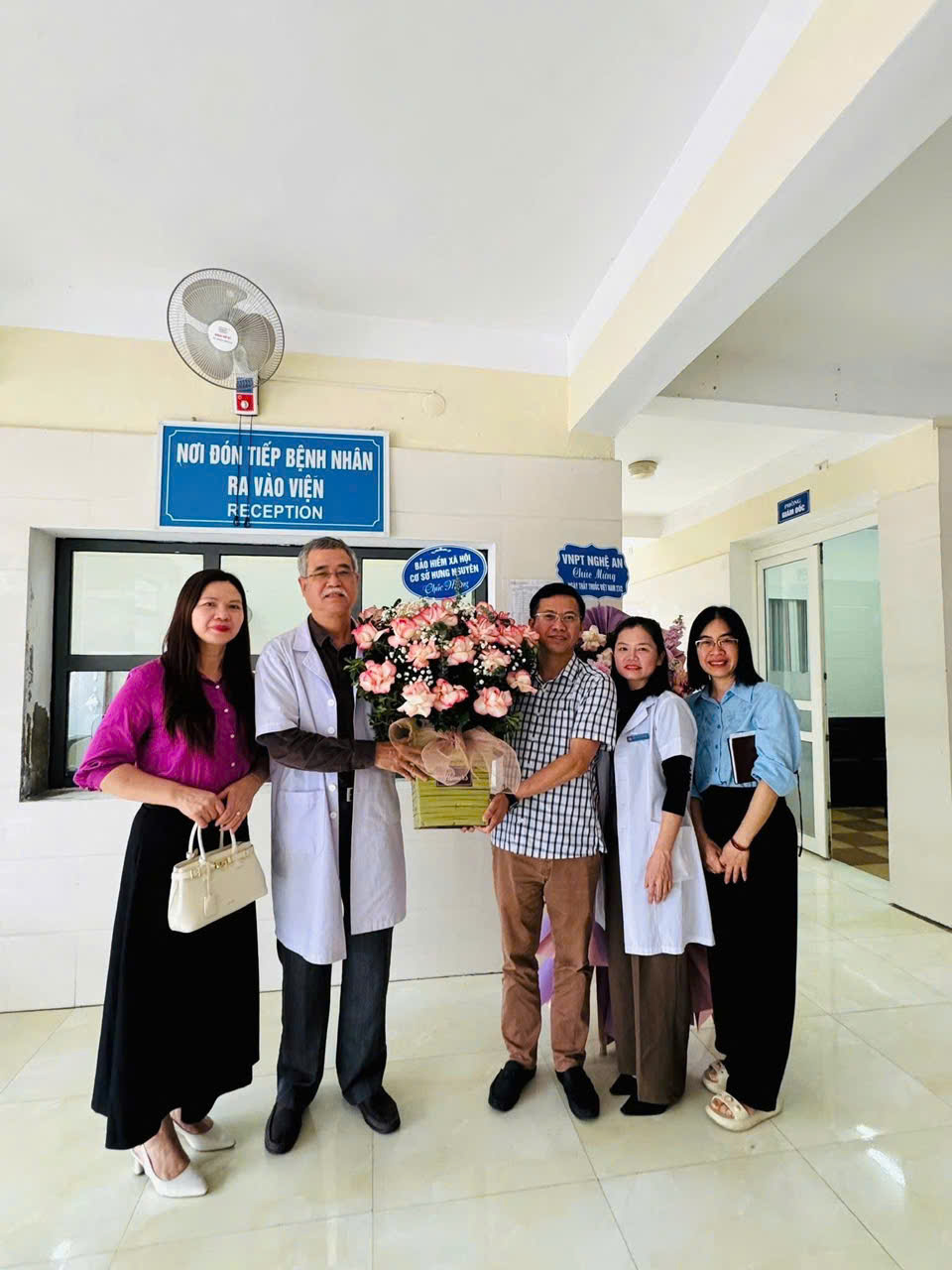 Cơ quan BHXH cơ sở Hưng Nguyên thăm tặng quà nhân ngày 27/02