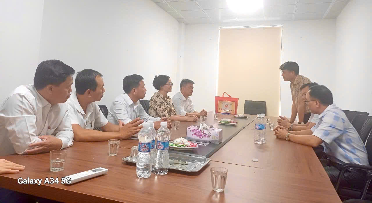 XÃ HƯNG NGUYÊN NAM THĂM, TẶNG QUÀ NHÂN NHÂN NGÀY 27/07